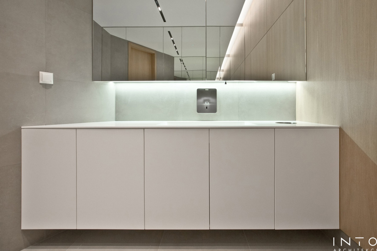 Projekt strefy sanitarnej w biurze w Poznaniu – minimalistyczne wnętrze