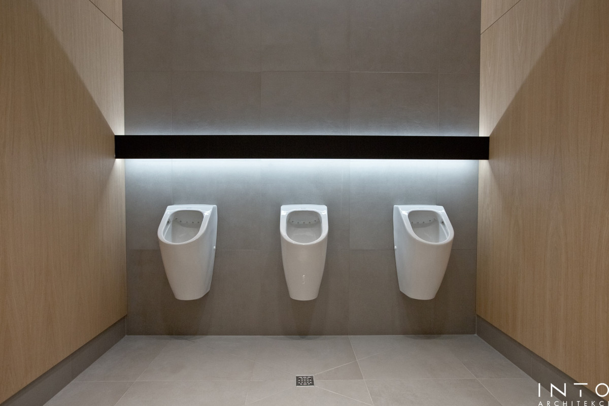 Projekt strefy sanitarnej w biurze w Poznaniu – minimalistyczne wnętrze
