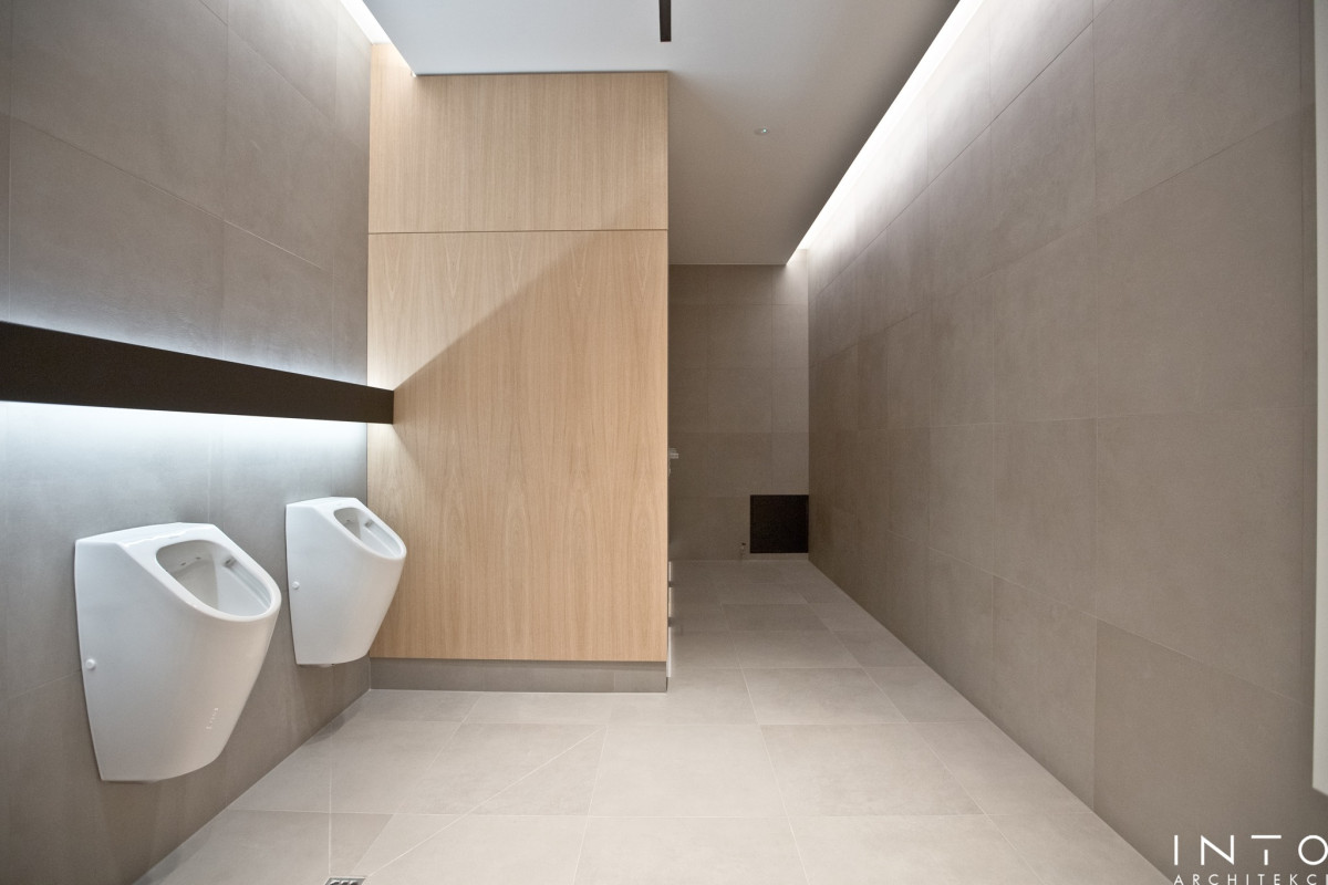 Projekt strefy sanitarnej w biurze w Poznaniu – minimalistyczne wnętrze