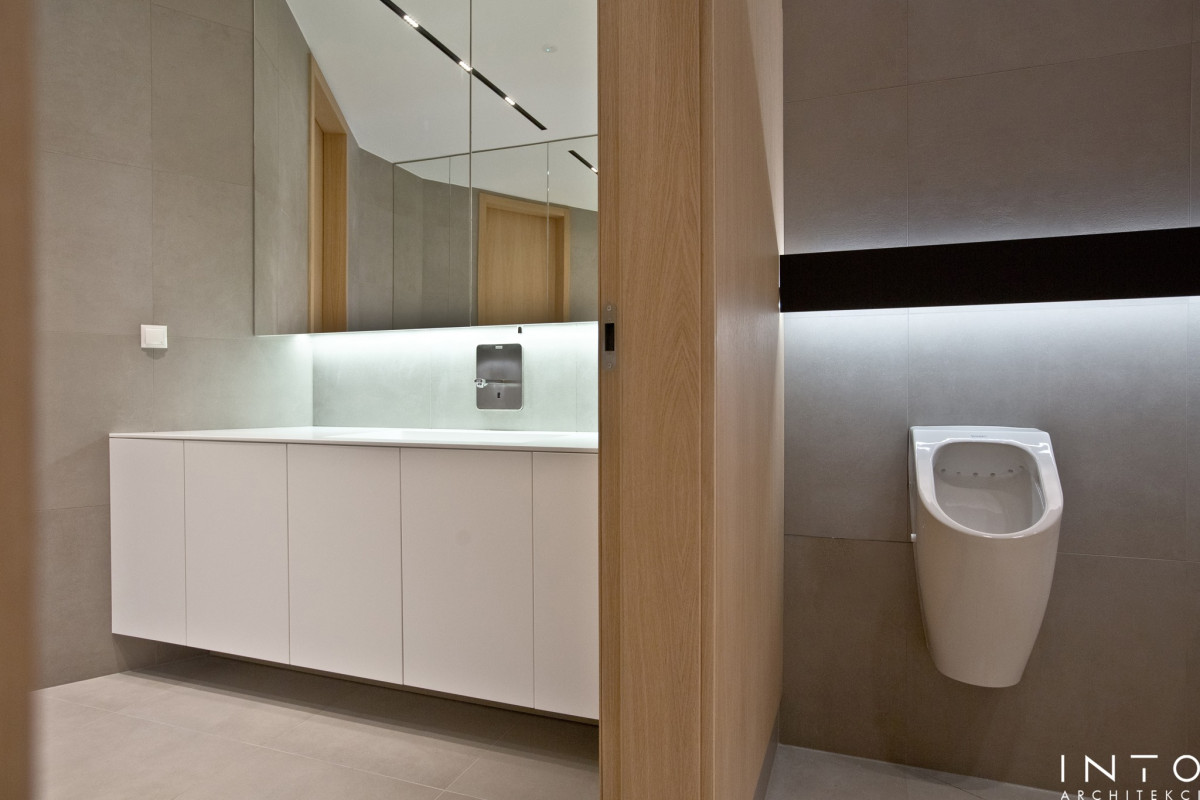 Projekt strefy sanitarnej w biurze w Poznaniu – minimalistyczne wnętrze