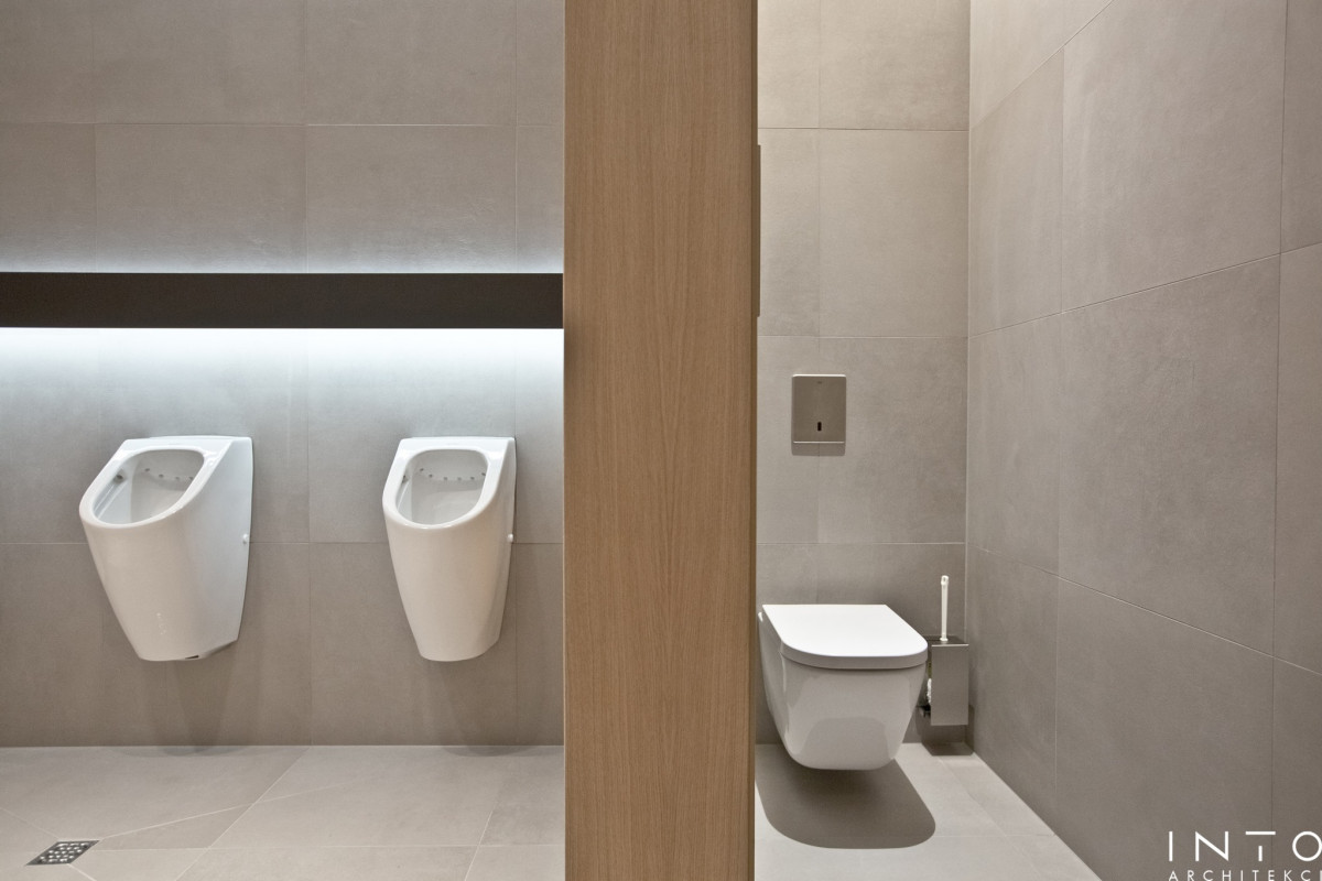 Projekt strefy sanitarnej w biurze w Poznaniu – minimalistyczne wnętrze