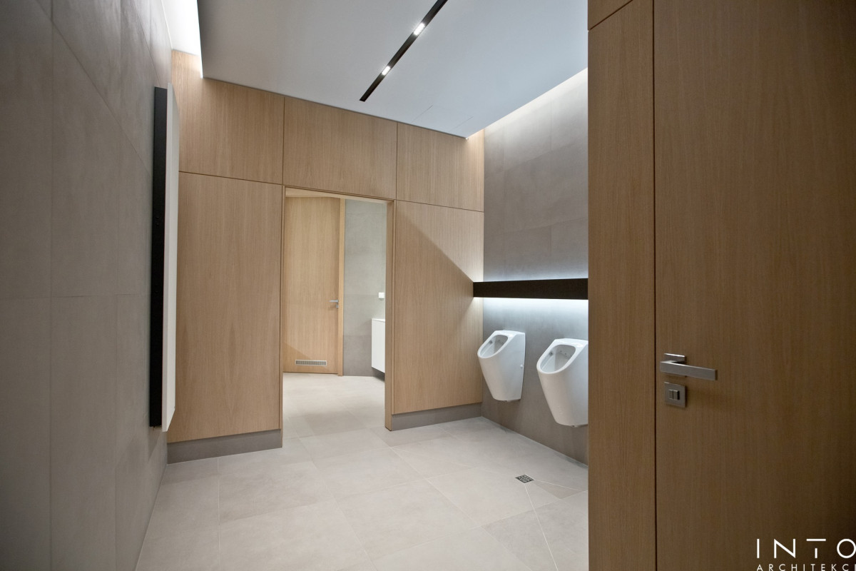 Projekt strefy sanitarnej w biurze w Poznaniu – minimalistyczne wnętrze