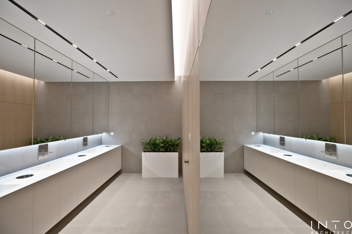 Projekt strefy sanitarnej w biurze w Poznaniu – minimalistyczne wnętrze