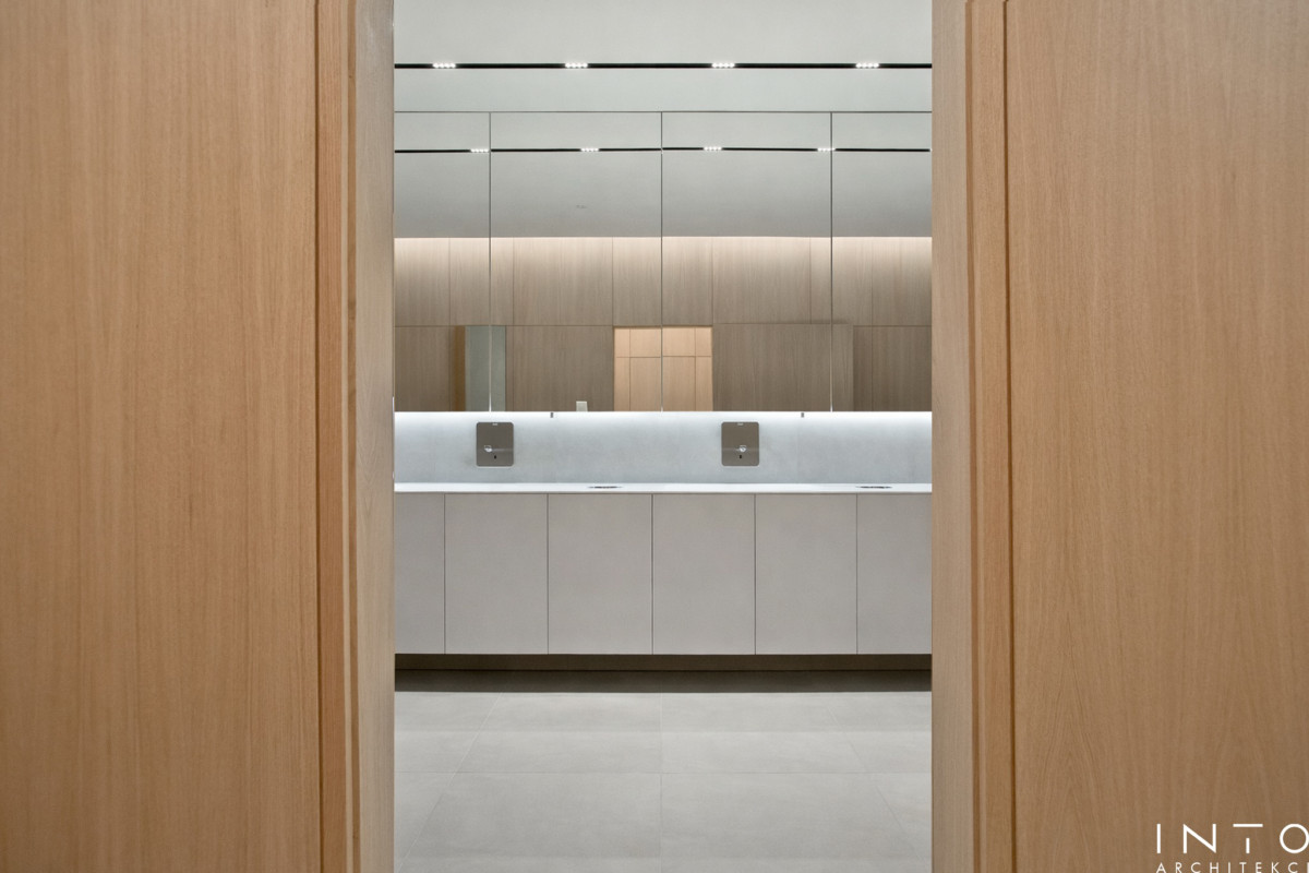 Projekt strefy sanitarnej w biurze w Poznaniu – minimalistyczne wnętrze