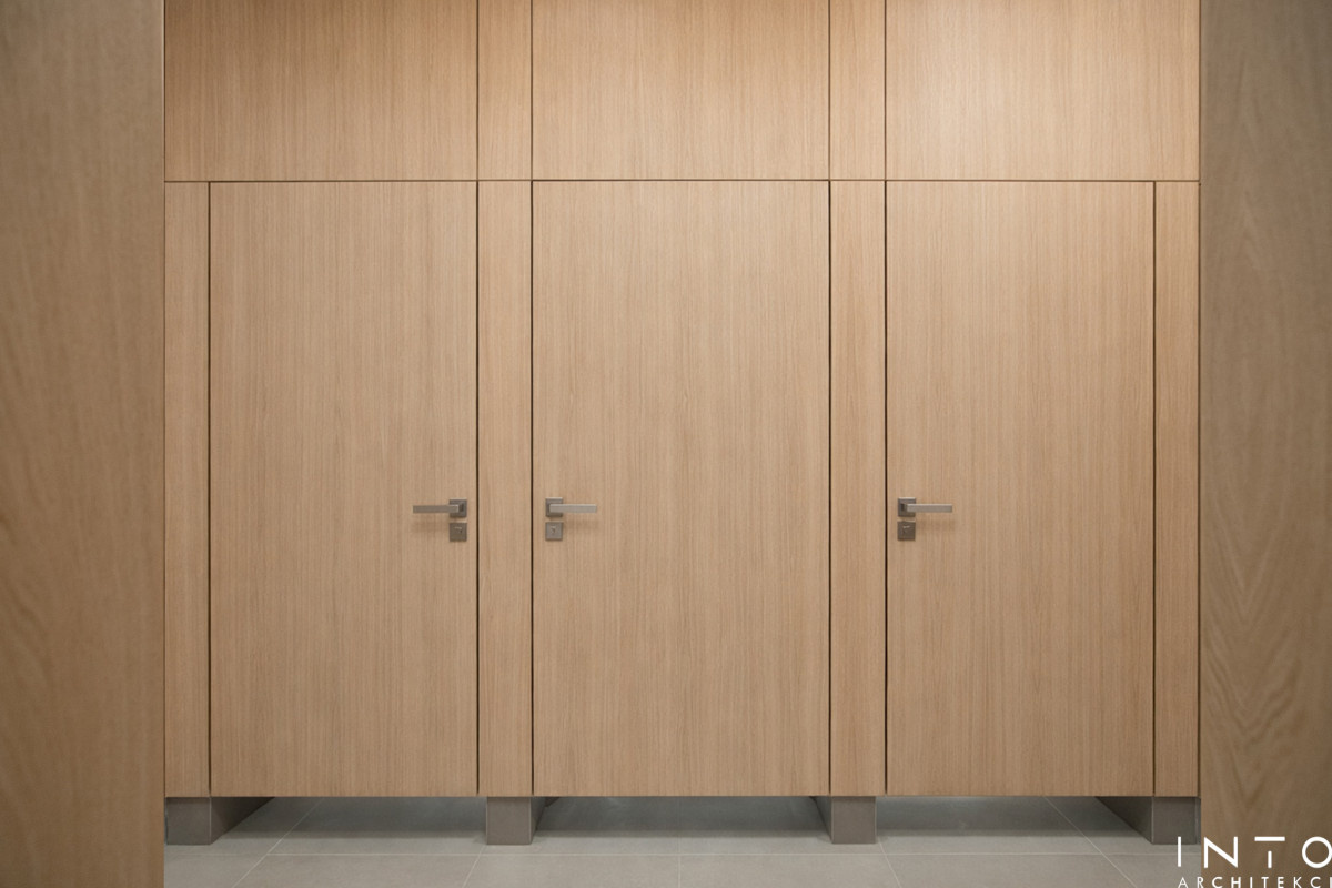 Projekt strefy sanitarnej w biurze w Poznaniu – minimalistyczne wnętrze