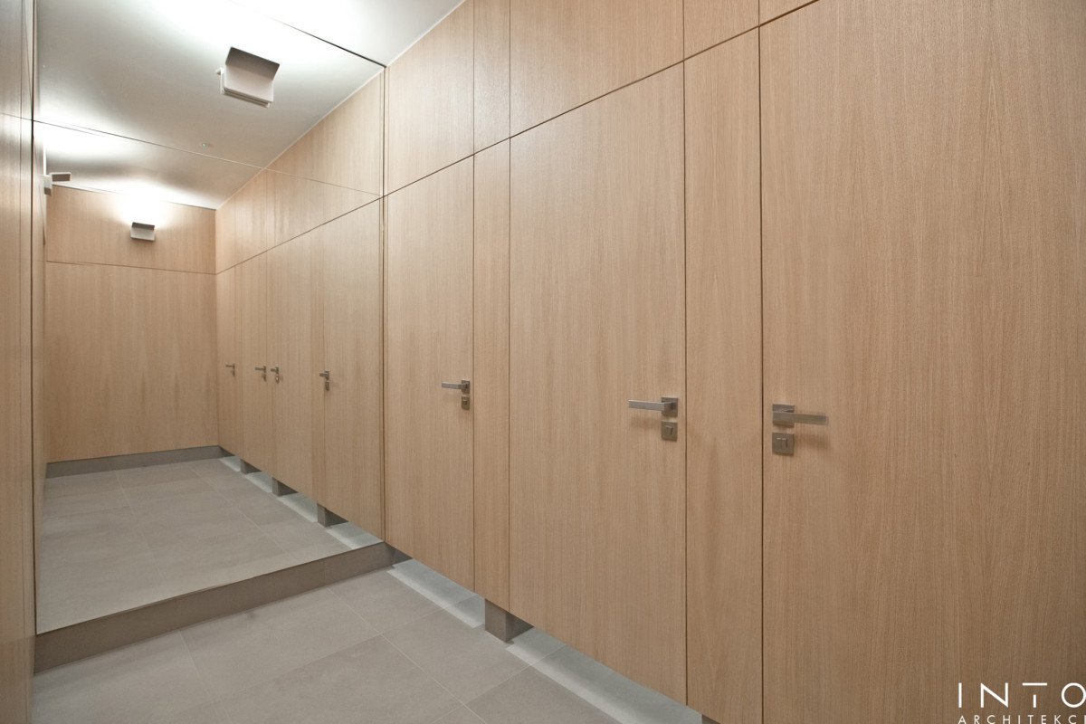 Projekt strefy sanitarnej w biurze w Poznaniu – minimalistyczne wnętrze