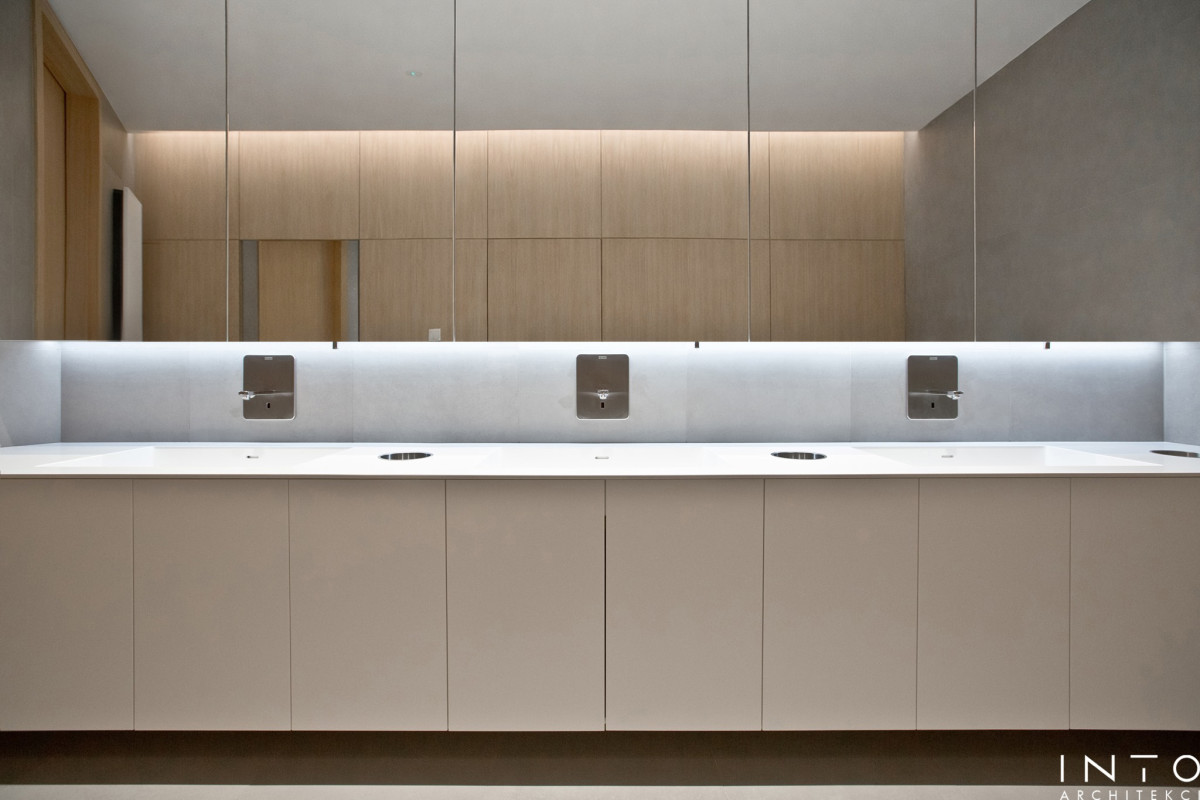 Projekt strefy sanitarnej w biurze w Poznaniu – minimalistyczne wnętrze