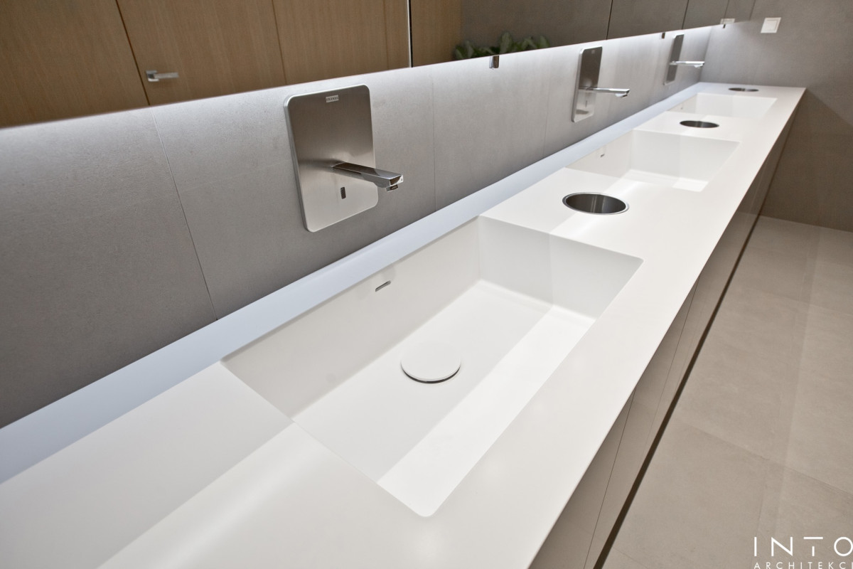 Projekt strefy sanitarnej w biurze w Poznaniu – minimalistyczne wnętrze