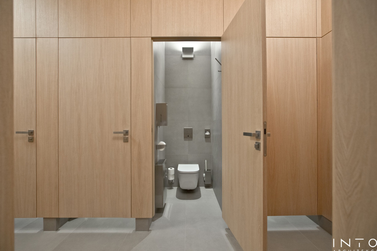 Projekt strefy sanitarnej w biurze w Poznaniu – minimalistyczne wnętrze