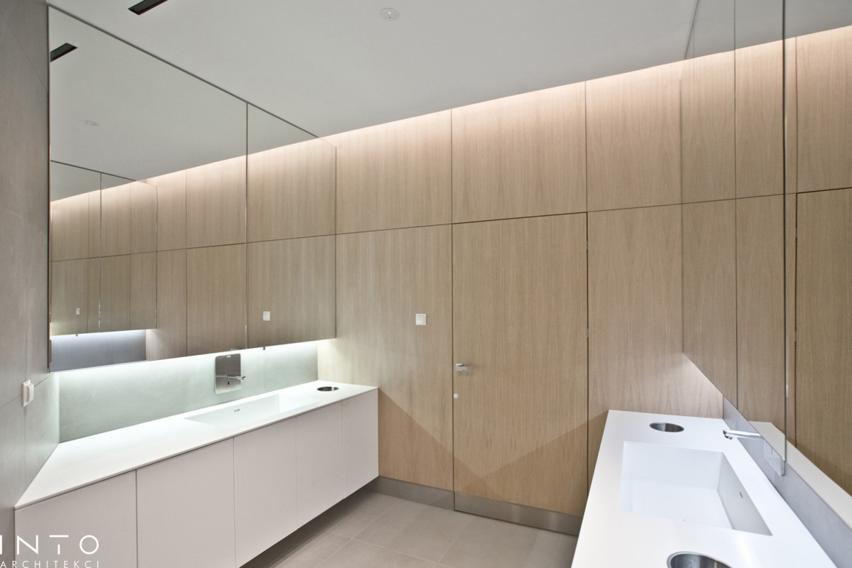 Projekt strefy sanitarnej w biurze w Poznaniu – minimalistyczne wnętrze